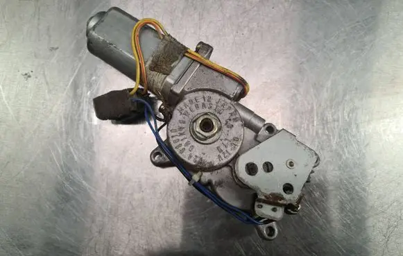 Opel Corsa B Sunroof motor/actuator 8331000152 T2408010C