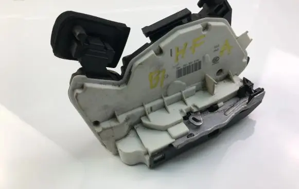 Volkswagen Polo V 6R Coupe door lock (next to the handle) 5K1837016E