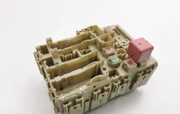 Toyota Avensis T270 Fuse module 8273005680 291712B29