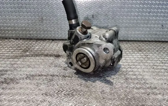 Iveco Daily 30.8 - 9 Power steering pump 7682955142