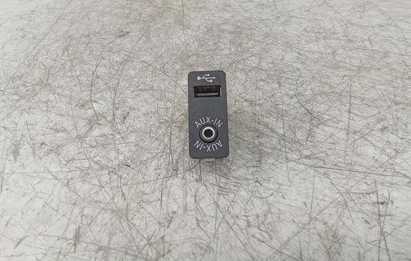 BMW 3 E90 E91 USB socket connector 9237653