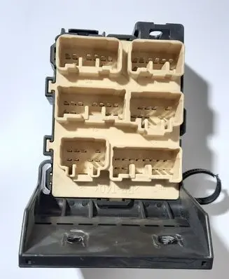 Toyota Avensis T250 Fuse module 8273405030