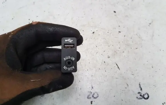 Mini One - Cooper Coupe R56 USB socket connector CLUBMANR55