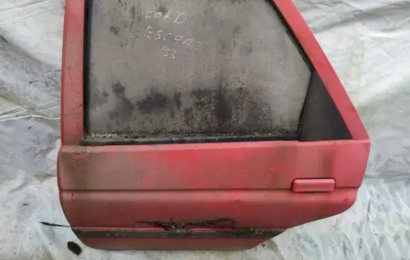 Ford Escort Rear door raudonos