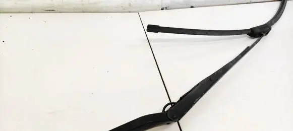 Honda CR-V Front wiper blade arm