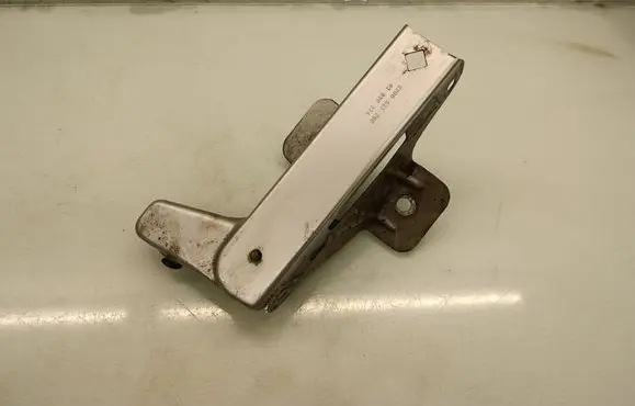 Opel Vivaro Fender mounting bracket 93856374