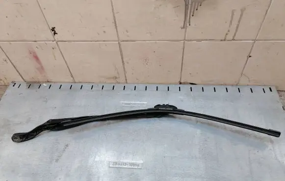 Mercedes-Benz E W211 Front wiper blade arm A2118200344