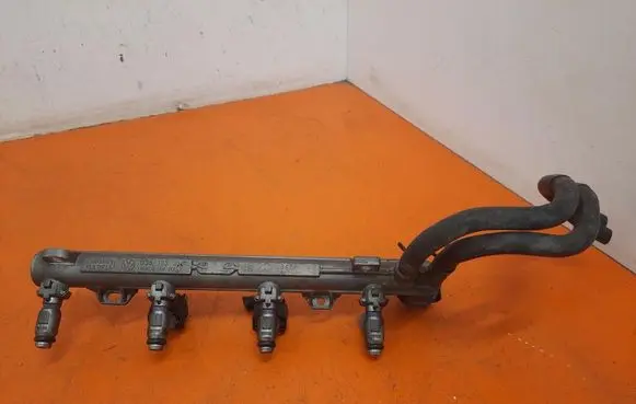 Volkswagen Golf IV Fuel distributor 036133319