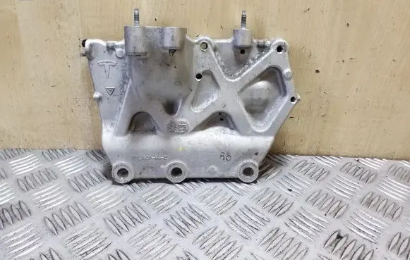 Mercedes-Benz B W246 W242 Engine mounting bracket 102393198C