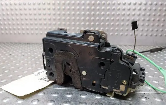 Skoda Fabia Mk1 (6Y) Front door lock S18031798 3B1837015AM