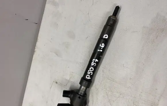 Skoda Octavia Mk3 (5E) Fuel injector 04L130277D