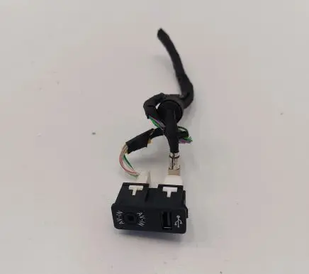 Mini Cooper Countryman R60 USB socket connector 169592