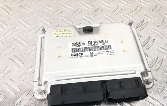 Volkswagen PASSAT B5.5 Engine control unit holder 038906019EJ 0281010665