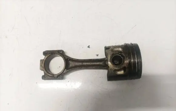 Volkswagen PASSAT B5 Piston with connecting rod