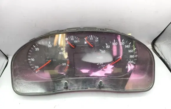 Volkswagen PASSAT B5 Speedometer (instrument cluster) 3B0919881N 110008794
