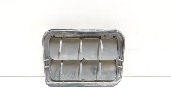 Quarter panel pressure vent