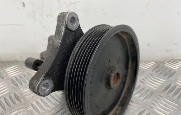 Mercedes-Benz C W204 Power steering pump A0064667501 7693955159 451097046