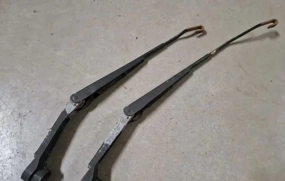 Mitsubishi Pajero Sport I Front wiper blade arm