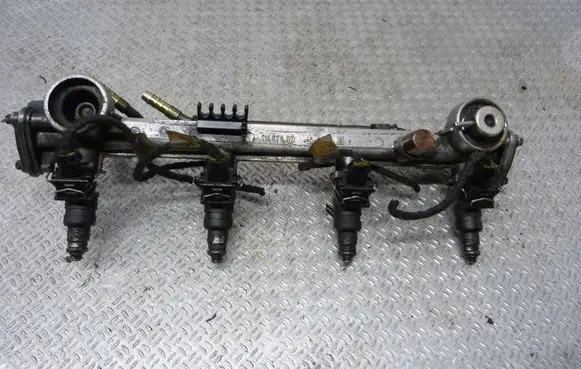 Mercedes-Benz E W124 Fuel main line pipe 1110780745 0000787923