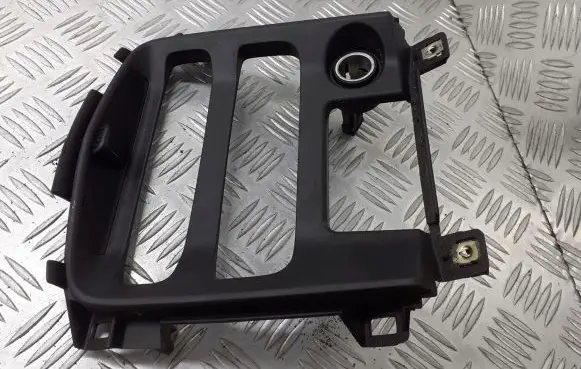 Nissan Primera Radio/GPS head unit trim 68413AV710