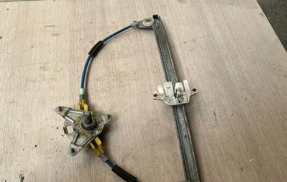 Rear door manual window regulator