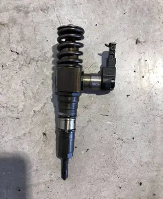 Volkswagen PASSAT B6 Fuel injector 03G130073T
