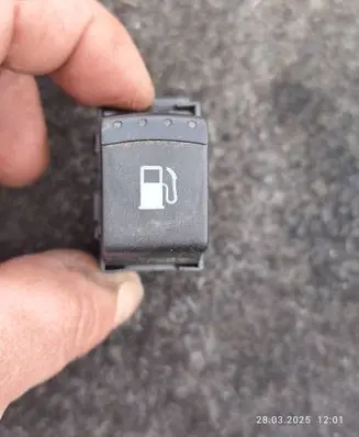 Volkswagen PASSAT B5.5 Fuel tank opening switch 1J0959833A
