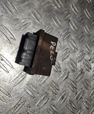 Peugeot 406 Fuel pump relay 240107