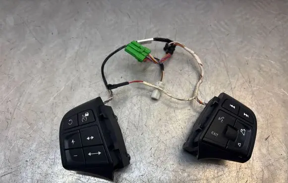 Volvo V70 Steering wheel buttons/switches 31334458