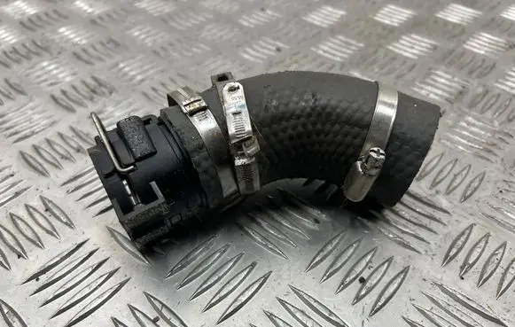 Nissan Qashqai Intercooler pipe mounting bracket 