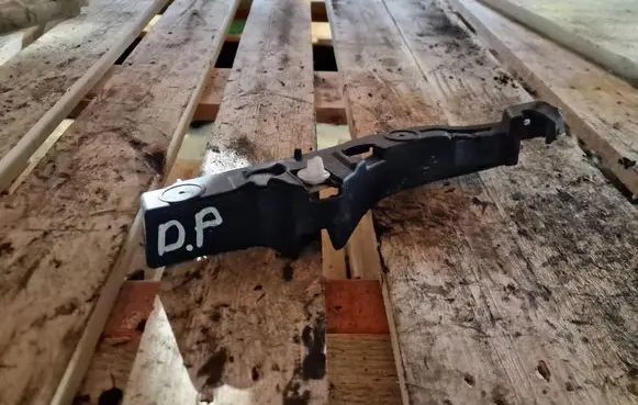 Front bumper mounting bracket