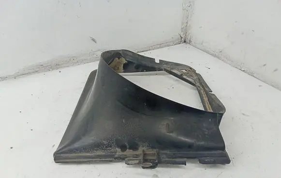 Volkswagen Touareg I Intercooler air channel guide 7L0117339