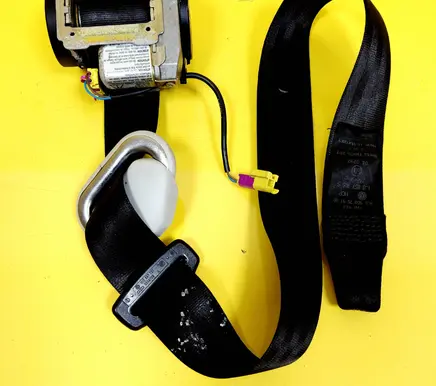 Volkswagen Golf IV Front seatbelt 040292