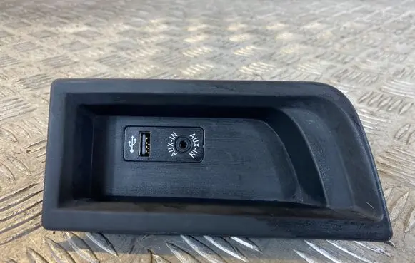 BMW 3 F30 F35 F31 USB socket connector 9207357 105026812 58450710