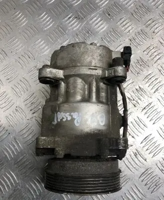 Volkswagen PASSAT B4 Air conditioning (A/C) compressor (pump) 1H0820803D