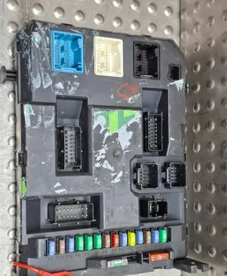 Peugeot 207 Fuse module S26312694 9666952280