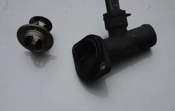 Volkswagen PASSAT B6 Thermostat/thermostat housing 