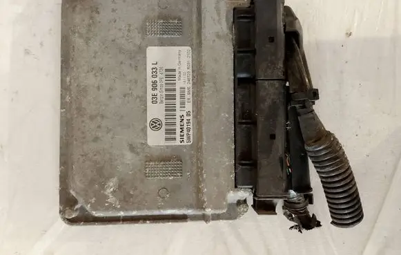 Volkswagen Polo IV 9N3 Engine control unit/module 03E906033L 5WP4019405