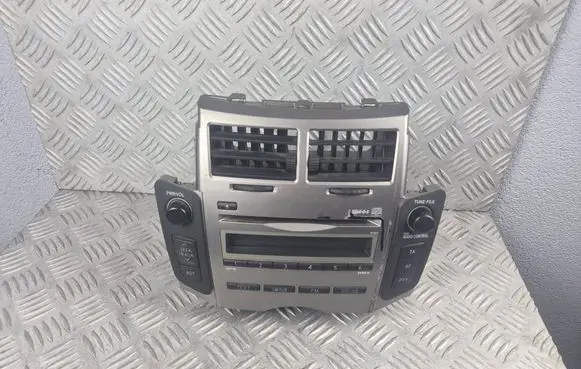 Toyota Yaris Radio/CD/DVD/GPS head unit 861200D520 1230001560C101
