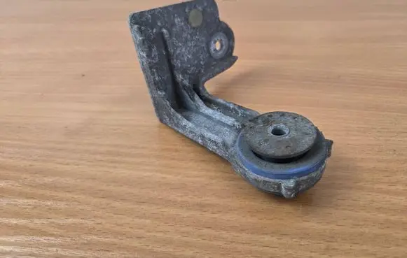 Peugeot 308 Radiator mount bracket 9803778980