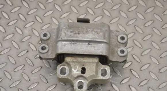 Engine mount bracket