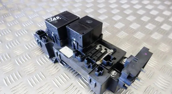 Lexus GS 300 350 430 450H Relay mounting block G382030010