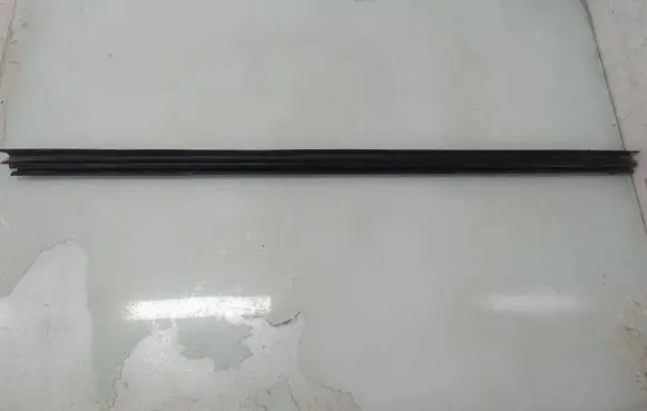 Volkswagen Caddy Front door glass trim molding 2K0837471