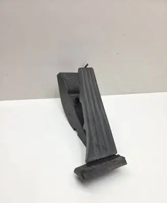 Accelerator throttle pedal