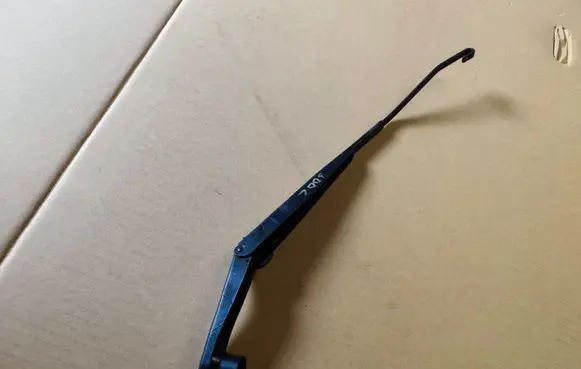 Chrysler 300 - 300C Front wiper blade arm 6825