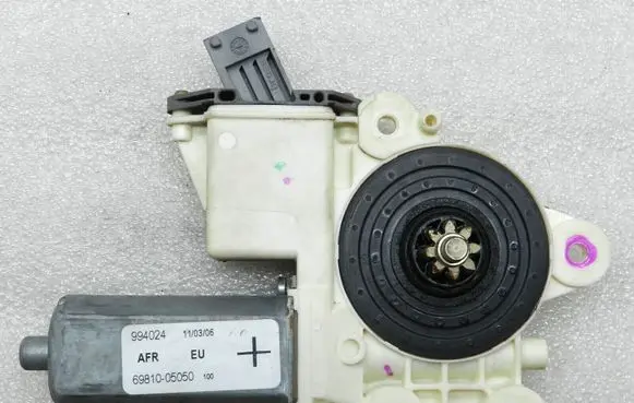 Toyota Avensis T250 Front door window regulator motor 6981005050