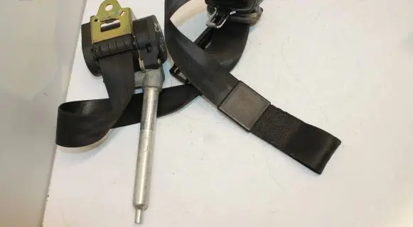 Audi A3 S3 8L Front seatbelt 040062 390070 9U7JV