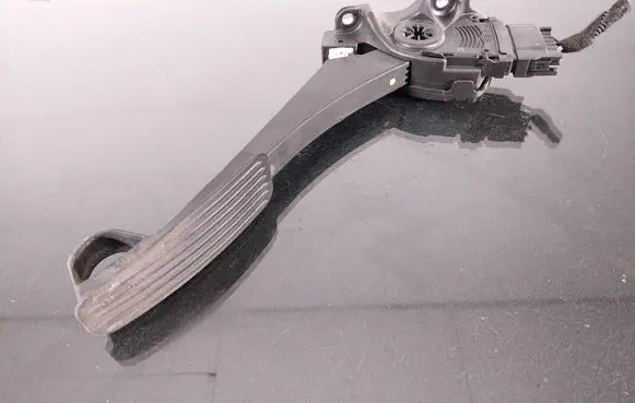 Volvo S60 Accelerator throttle pedal 30715175