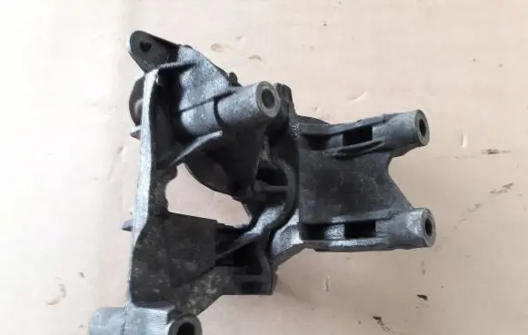 Volkswagen Transporter - Caravelle T5 Engine mounting bracket 070199343B
