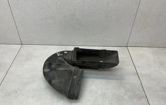 Audi Q3 8U Air intake duct part 8U0129618G